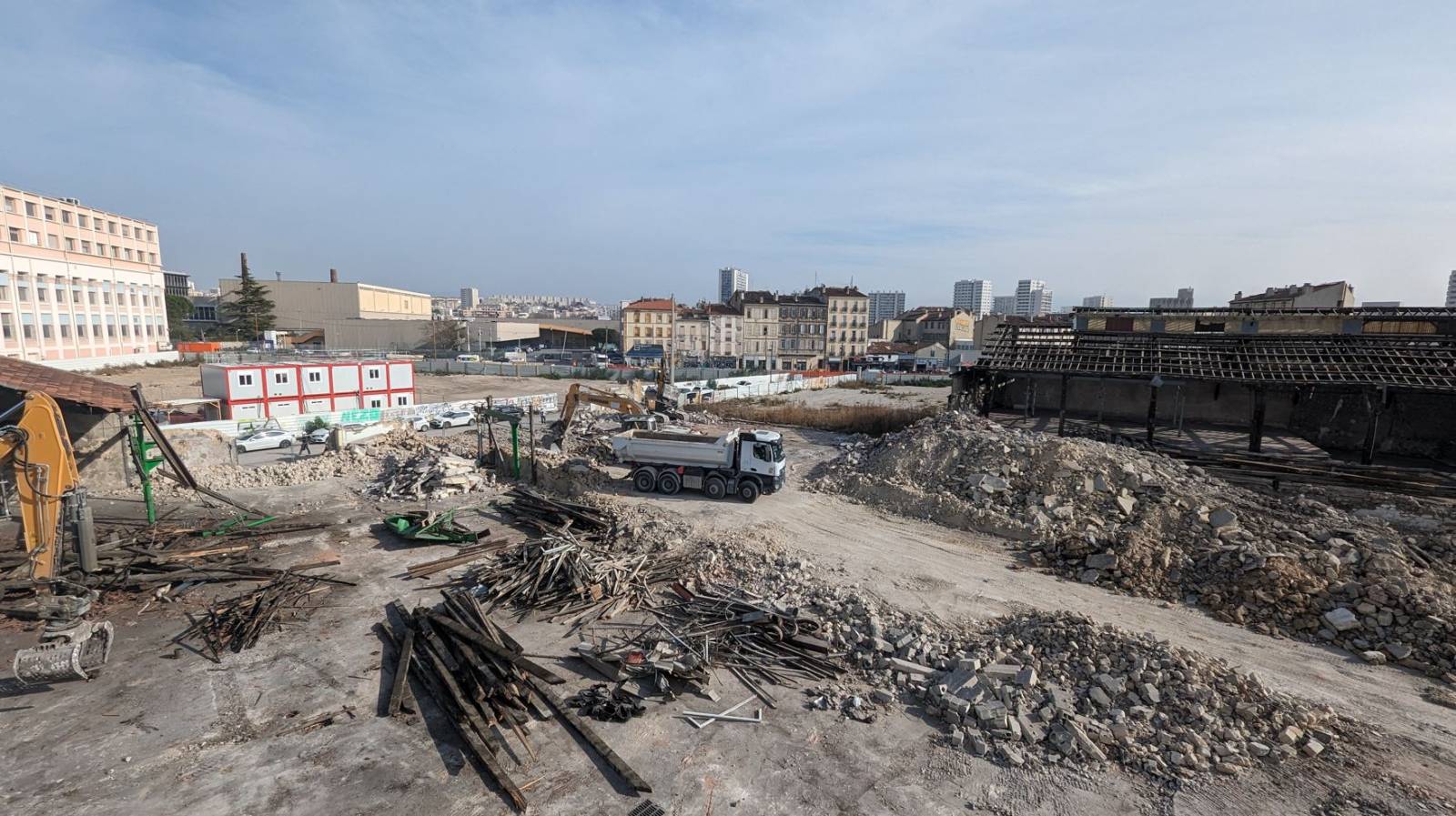 Démarrage de la second tranche de travaux de démolition du secteur Cazemajou à Marseille (13)