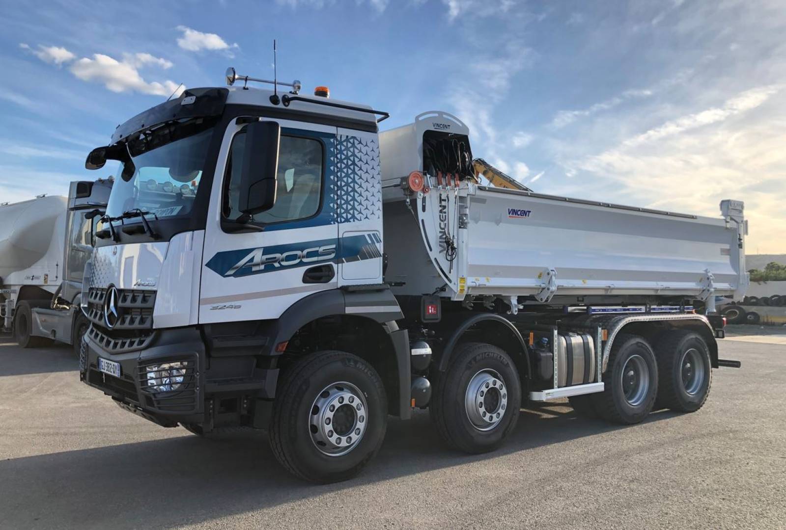 ORTP vous présente son nouveau camion 8x4 bi-benne pour plus de polyvalence sur les chantiers de terrassement / VRD de la région Marseillaise.
